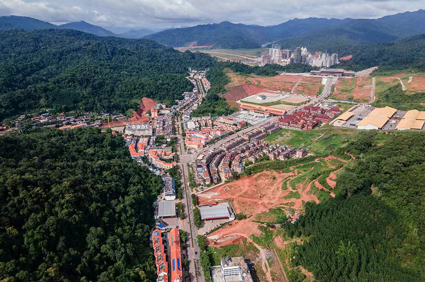 磨憨口岸俯瞰，右前方高層白色建筑群為老撾境內(nèi)。人民網(wǎng)記者 符皓攝
