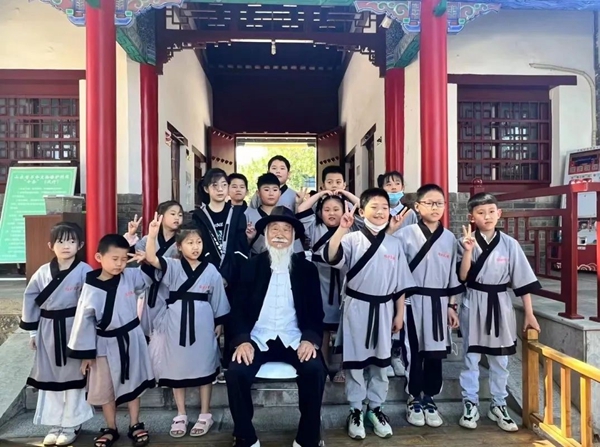 聽孔廟歷史見證人——白胡子爺爺講述臨沂城過去的故事。臨沂市博物館供圖