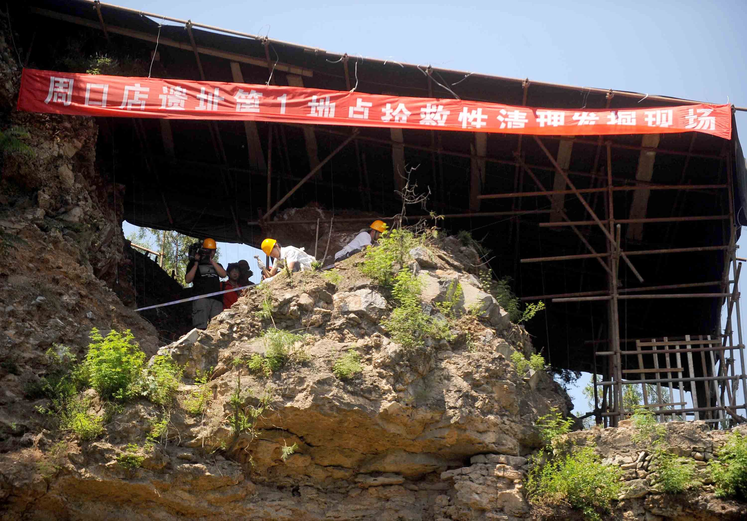 中國(guó)文化源遠(yuǎn)流長(zhǎng)，中華文明博大精深。中華文明探源工程等重大工程的研究成果，實(shí)證了我國(guó)百萬年的人類史、一萬年的文化史、五千多年的文明史。這是2009年6月24日，考古工作人員在北京周口店遺址第1地點(diǎn)進(jìn)行搶救性清理發(fā)掘工作。新華社記者 羅曉光 攝