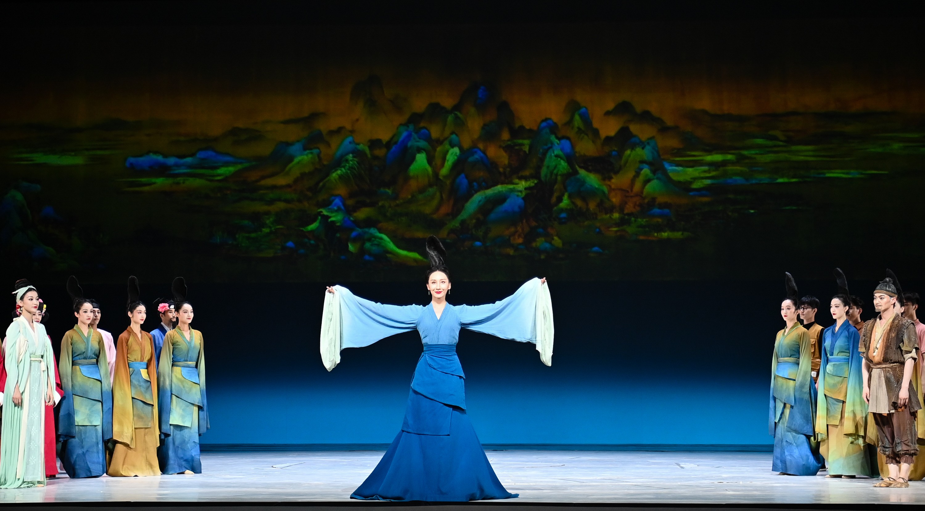 2023年7月20日，中國(guó)東方演藝集團(tuán)演員在烏魯木齊文化中心大劇院表演舞蹈詩劇《只此青綠》。新華社記者 李響 攝