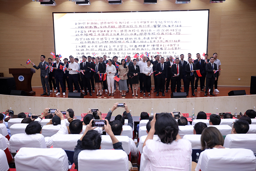 7月31日，昆明鐵道職業(yè)技術(shù)學(xué)院舉行援老撾鐵道職業(yè)技術(shù)學(xué)院項(xiàng)目教育能力建設(shè)教師培養(yǎng)班結(jié)業(yè)典禮。 昆明鐵道職業(yè)技術(shù)學(xué)院供圖