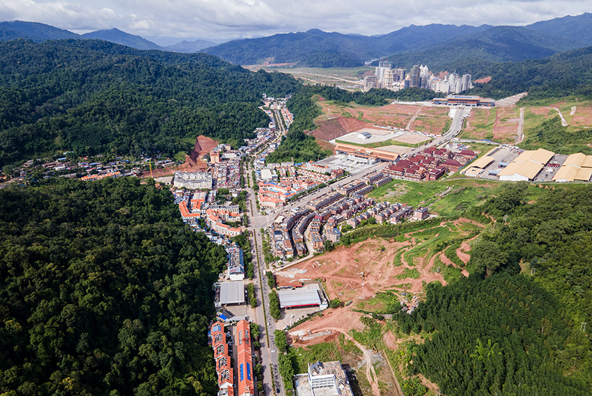 磨憨口岸俯瞰，右前方高層白色建筑群為老撾境內(nèi)。人民網(wǎng)記者 符皓攝