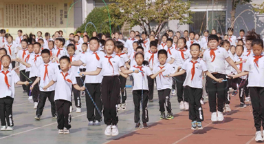 山東濟(jì)南：陽(yáng)光課間 童趣飛揚(yáng)