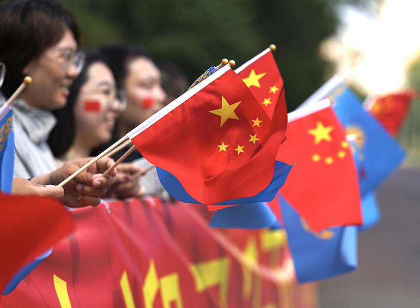 習(xí)近平主席抵達(dá)阿斯塔納受到熱烈歡迎