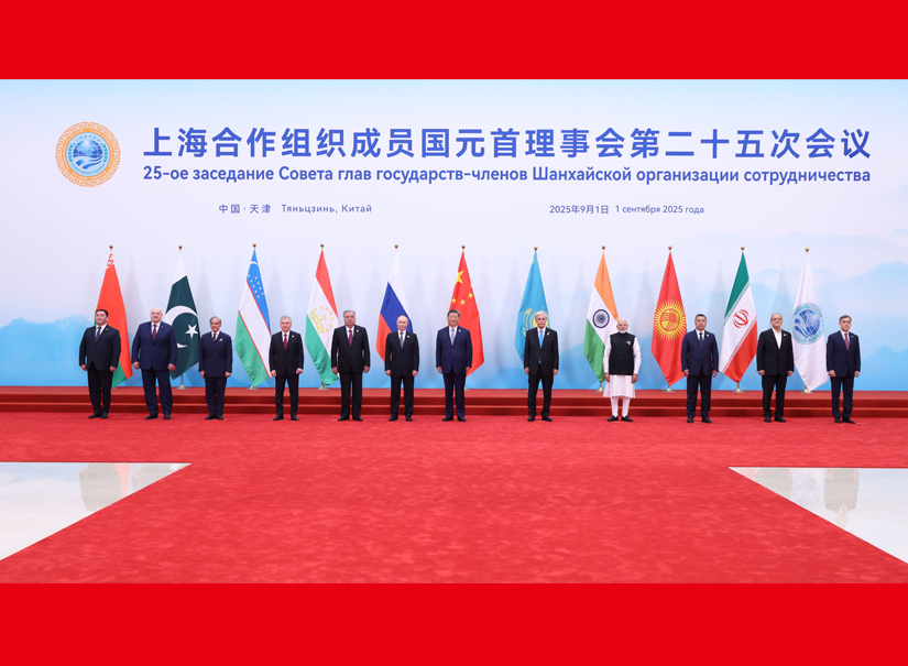 習(xí)近平同出席會(huì)議的上海合作組織成員國(guó)領(lǐng)導(dǎo)人、常設(shè)機(jī)構(gòu)負(fù)責(zé)人集體合影